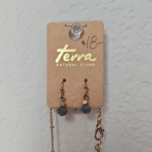 Elegant Gold and Silver Teardrop Pendant Necklace - Picture 2 of 4